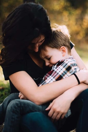 mãe consolando uma criança triste com um abraço