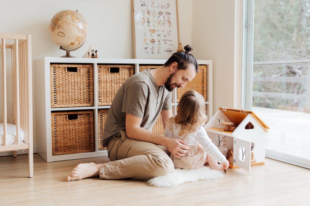 Pai brincando com sua filha como exemplo de pedagogia afetiva