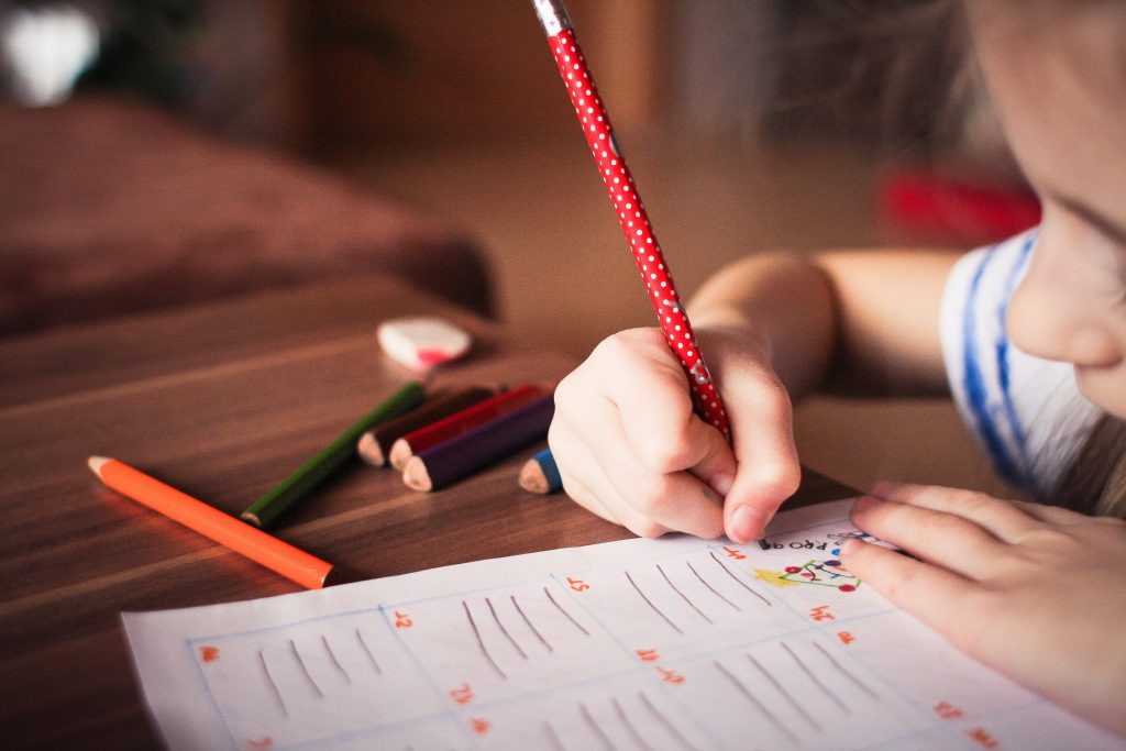 Criança fazendo suas tarefas escolares