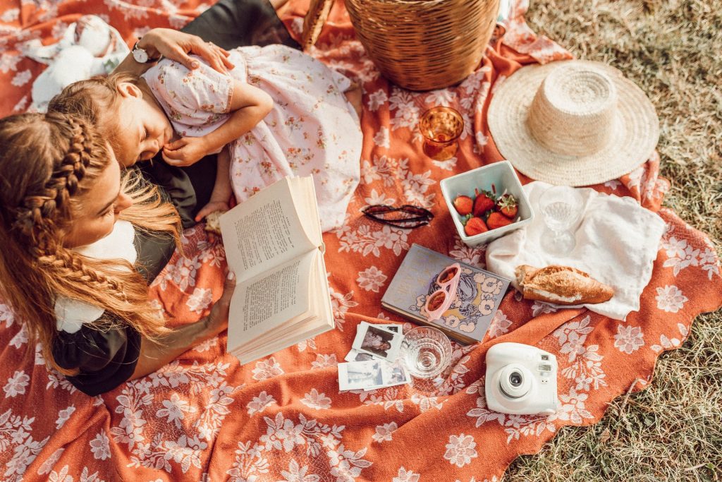 Mãe e filha fazendo uma leitura em família