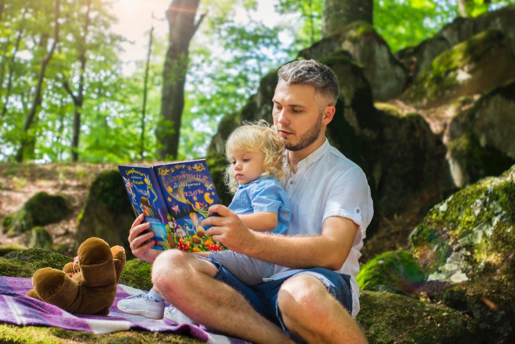 Pai fazendo leitura colaborativa com uma criança