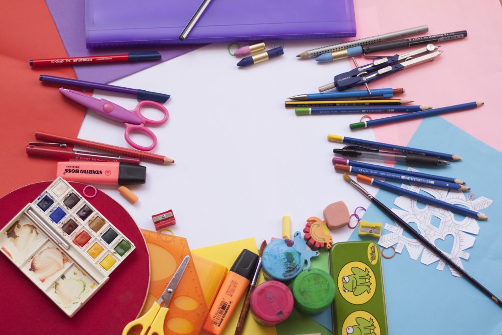Pincéis, tesouras, tintas e outros materiais usados em cursos para crianças
