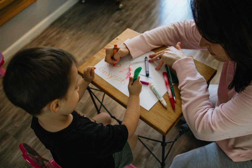 Criança e professora praticando o design thinking na educação