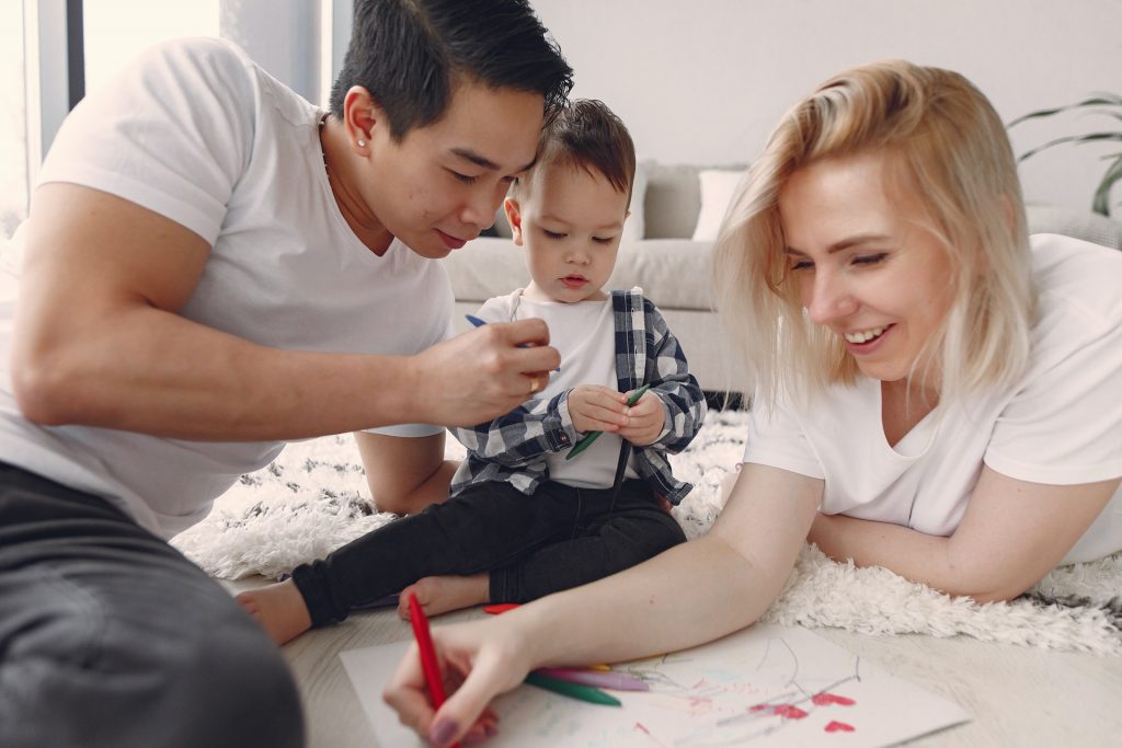 Pai e mão estudando em casa com os filhos