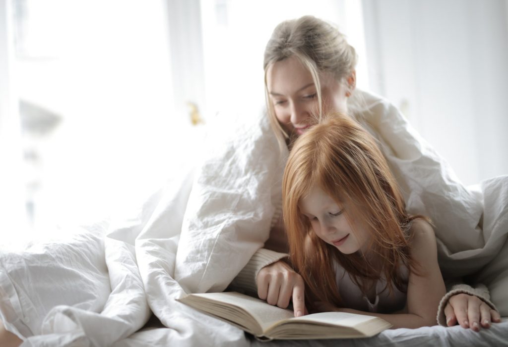 Mãe e filha lendo juntas