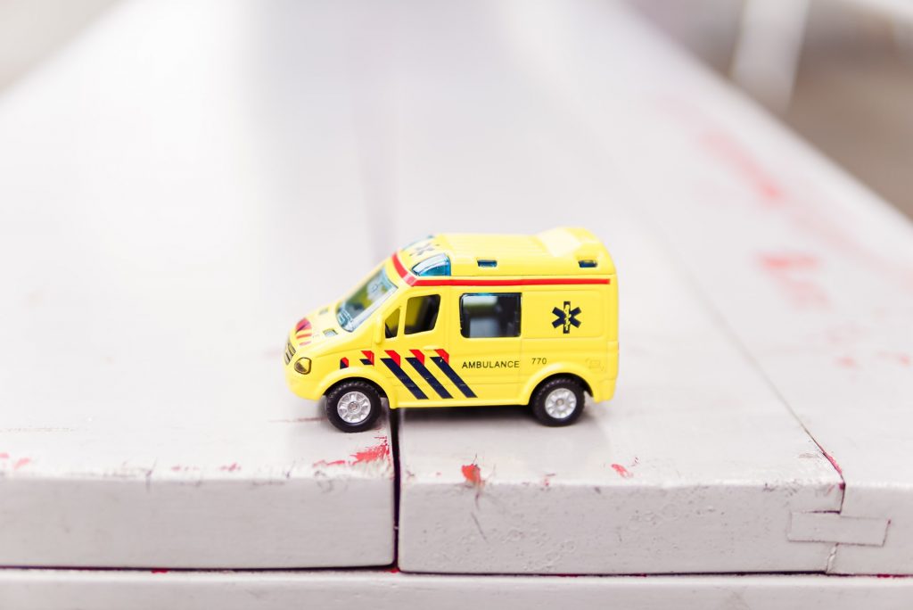 Dicas para utilizar esse vocabulário ao falar de saúde em inglês Na imagem um carrinho de brinquedo de uma ambulância, outro elemento encontrado no seu vocabulário de saúde em inglês.