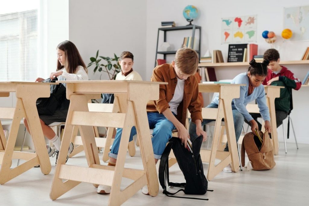 Boas práticas de acolhimento crianças em uma sala de aula.