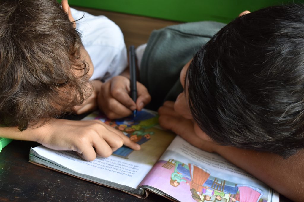 Crianças em momento de desenvolvimento de linguagem.