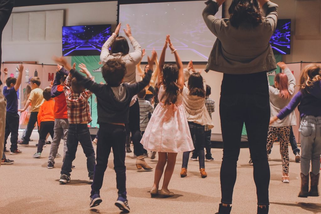 Qual a importância da socialização infantil no aprendizado? Na imagem, crianças se reúnem em sua sala de aula para uma atividade de socialização infantil.