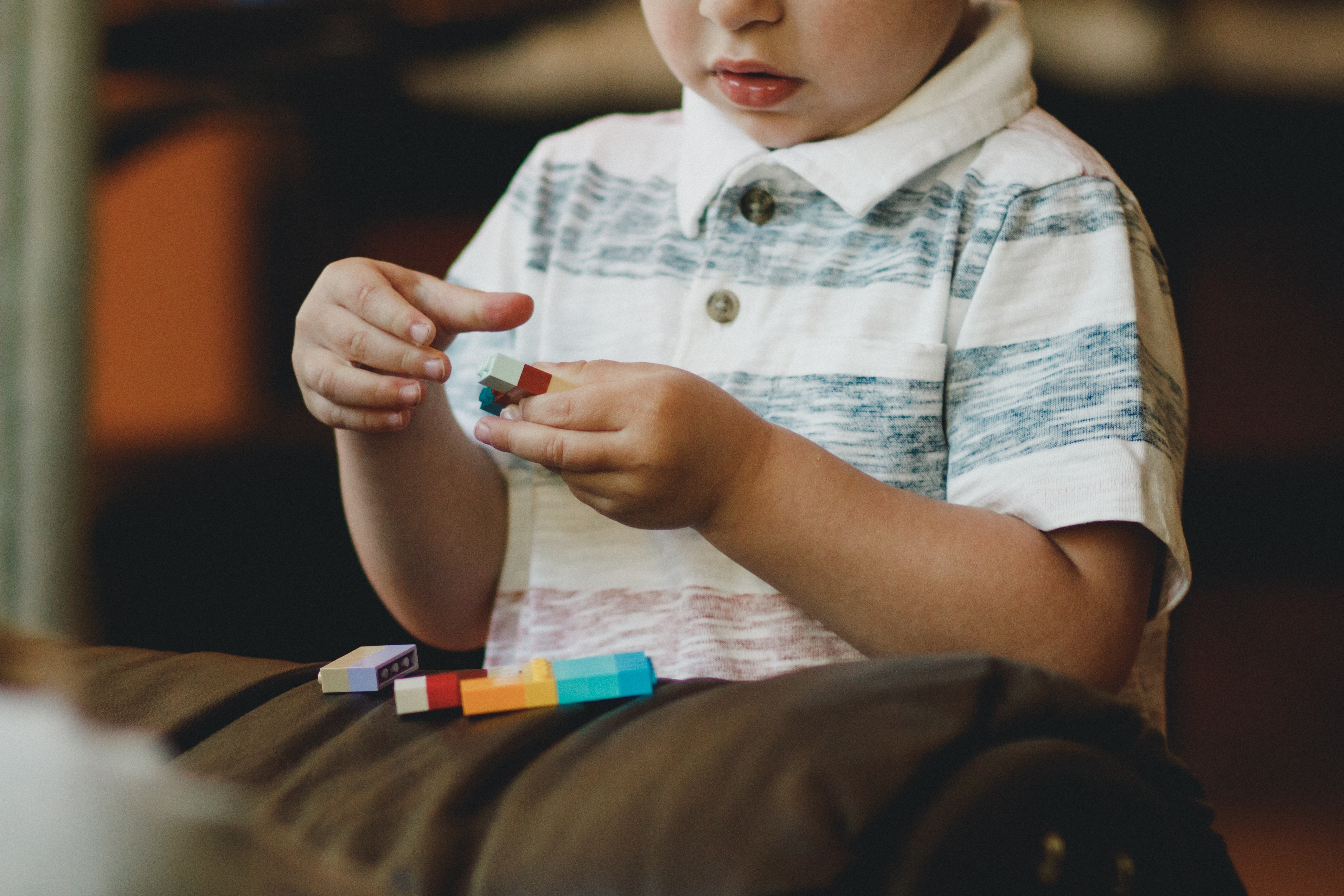 Aprendizagem criativa: criança brincando com peças, como forma de estimular sua criatividade.