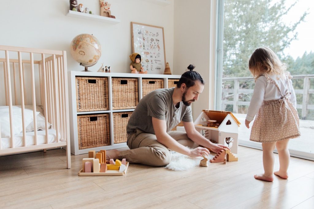 Consequências das dificuldades do relacionamento familiar em casa Um pai e sua filha brincam juntos como uma forma desenvolver atividades para aproximar pais e filhos em casa.