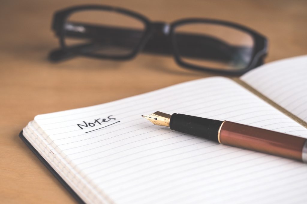 Caderno aberto com a palavra "Notes" escrito no topo da página, representando a prática de vocabulário em inglês.