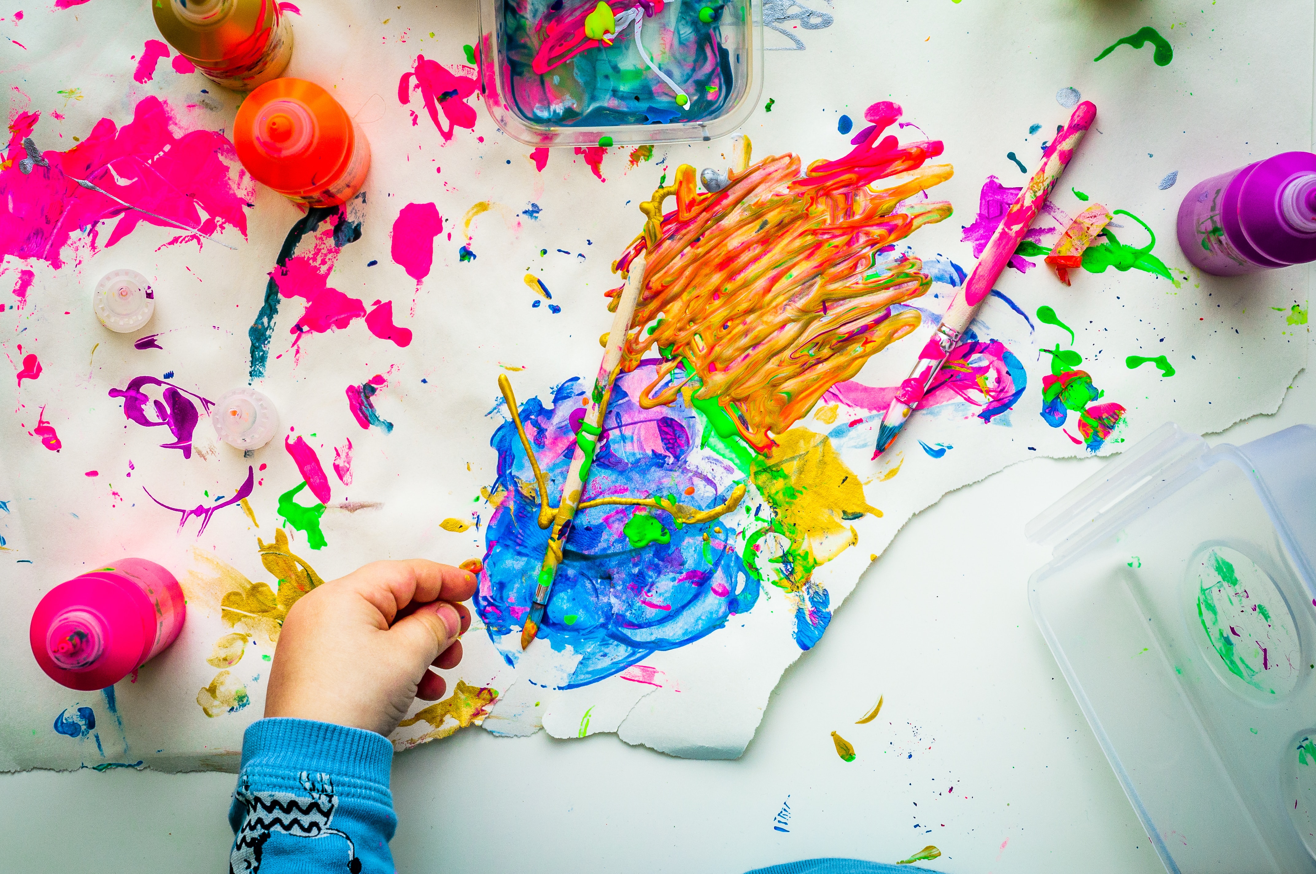 Cultura maker: imagem de criança em atividades artísticas