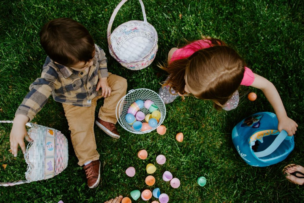 8 dicas para melhorar a socialização infantil Duas crianças estão brincando juntas na imagem, a interação entre crianças da mesma faixa etária é um bom apoio na socialização infantil.
