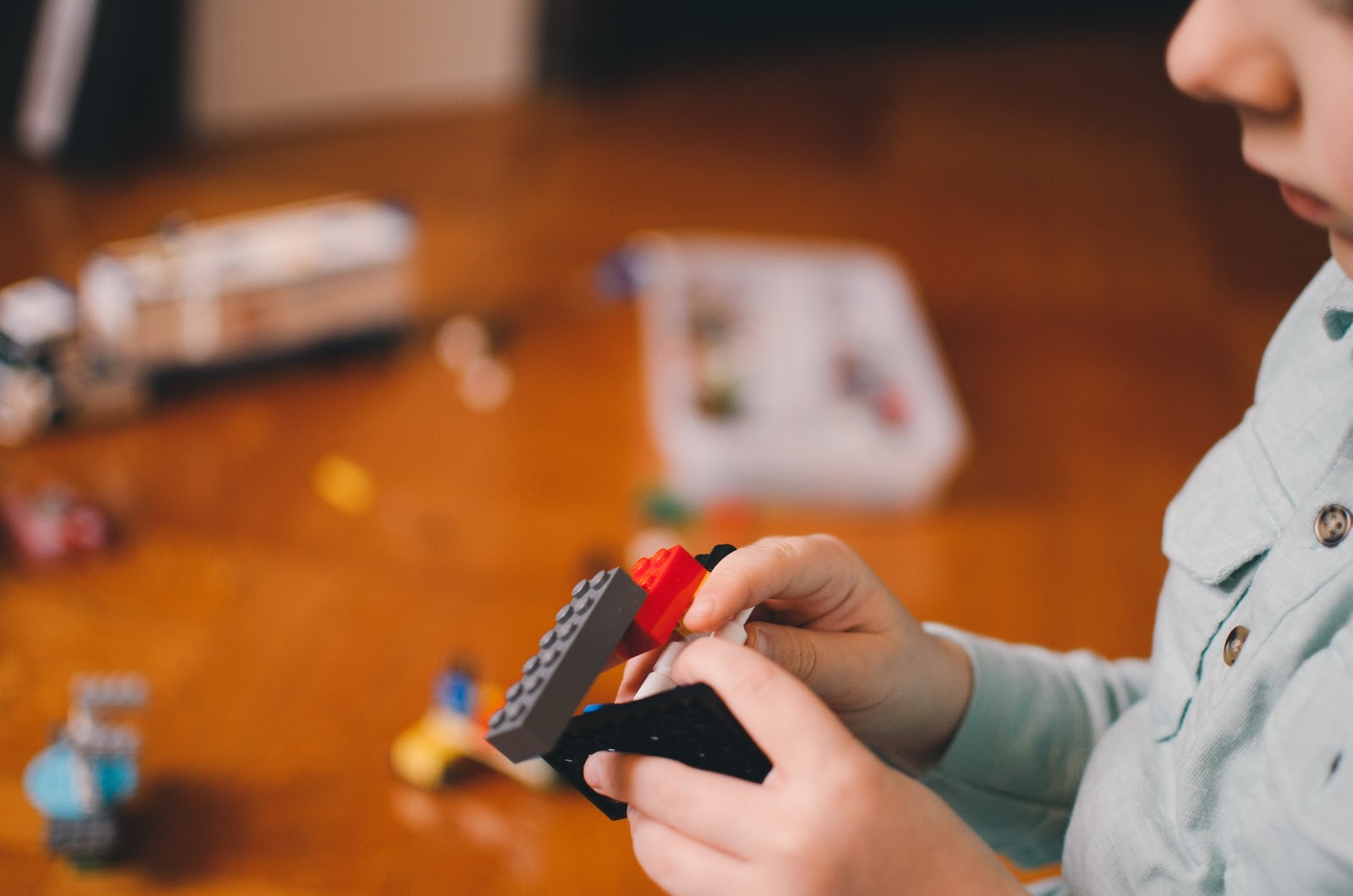 Criança brincando com Lego: a brincadeira está presente em todas as fases da infância e é atividade fundamental para o percurso das etapas do desenvolvimento infantil.