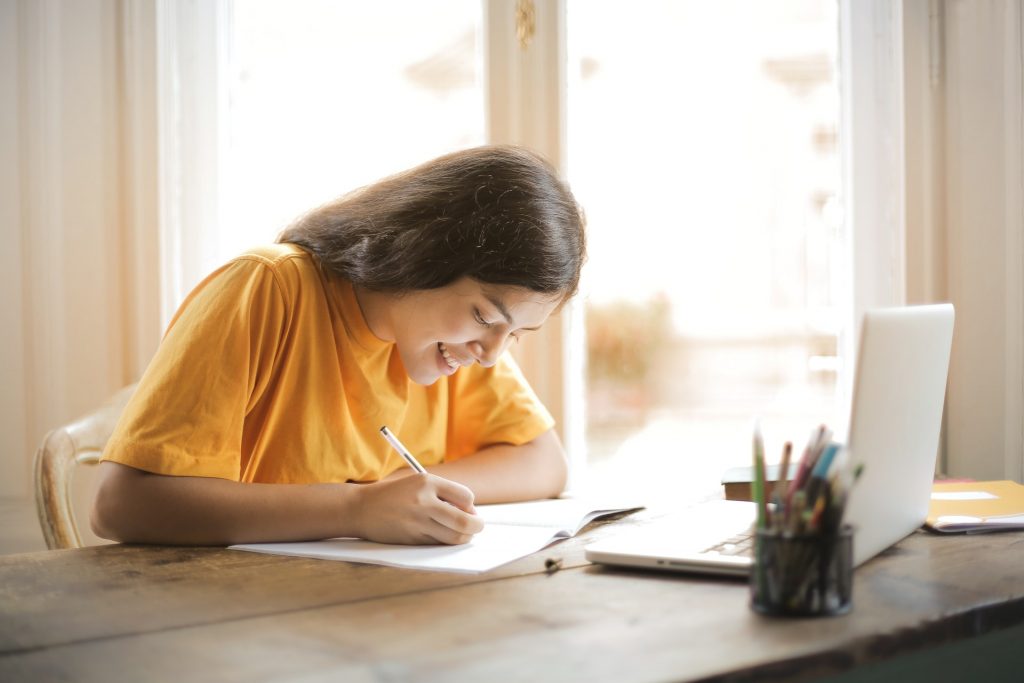 Lugares em inglês Uma estudante está exercitando e anotando seu vocabulário de lugares em inglês!