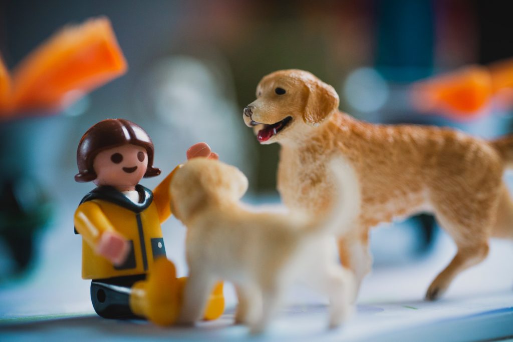 Brincadeiras para estimular a criatividade infantil Na imagem, temos três bonecos que uma criança usou para criar uma narrativa, um ótimo exemplo de estímulo à criatividade infantil.