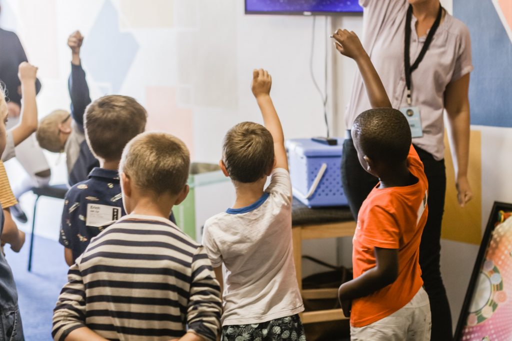 Crianças praticando cultura maker em sala de aula.