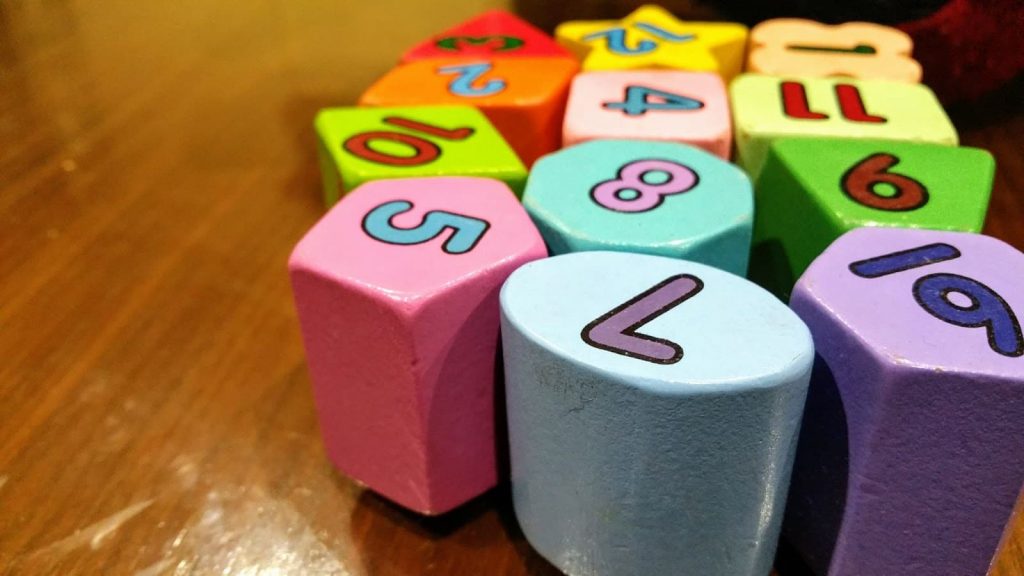 Dicas do mês em inglês Peças com números de um brinquedo de encaixar
