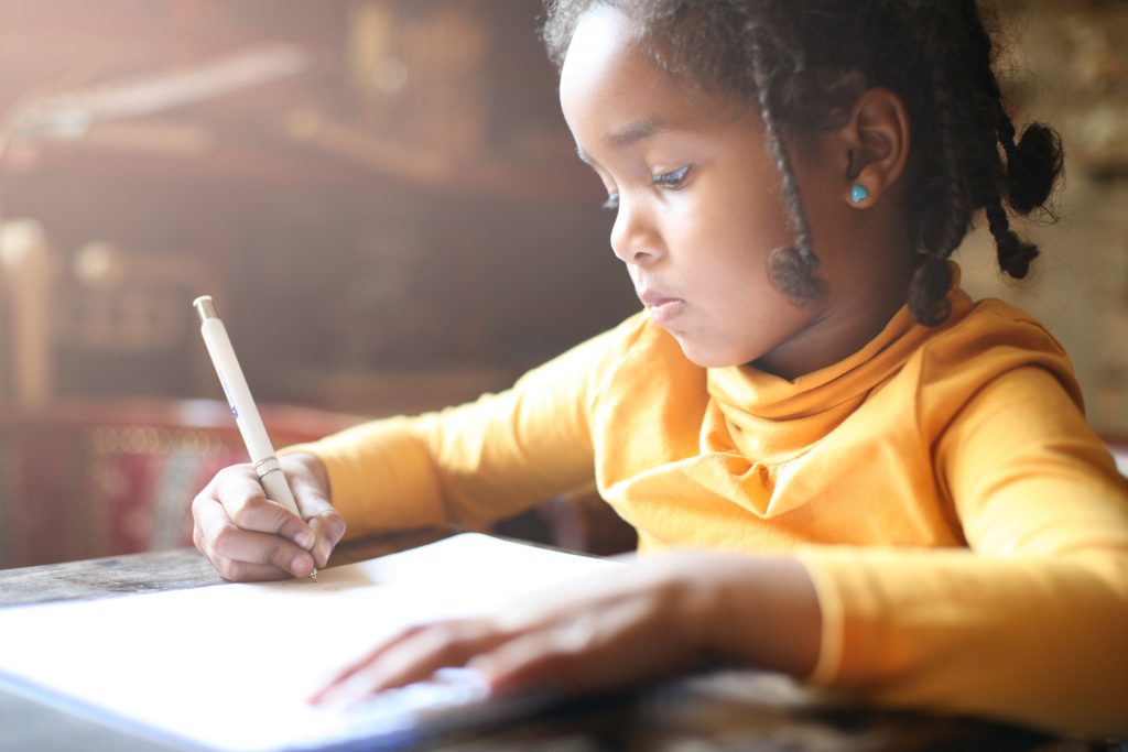 Criança menina aprendendo a aprender