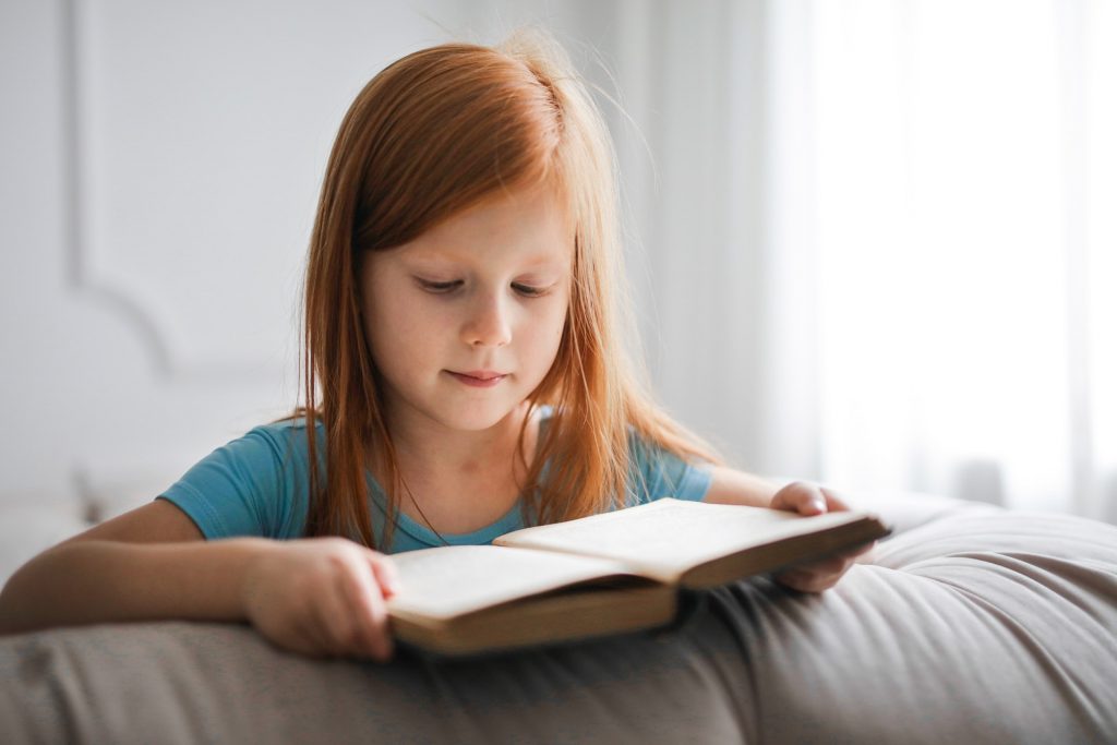Dicas práticas para usar o palácio da memória no aprendizado de inglês Uma criança usa um conto infantil como referência para produzir um palácio mental.