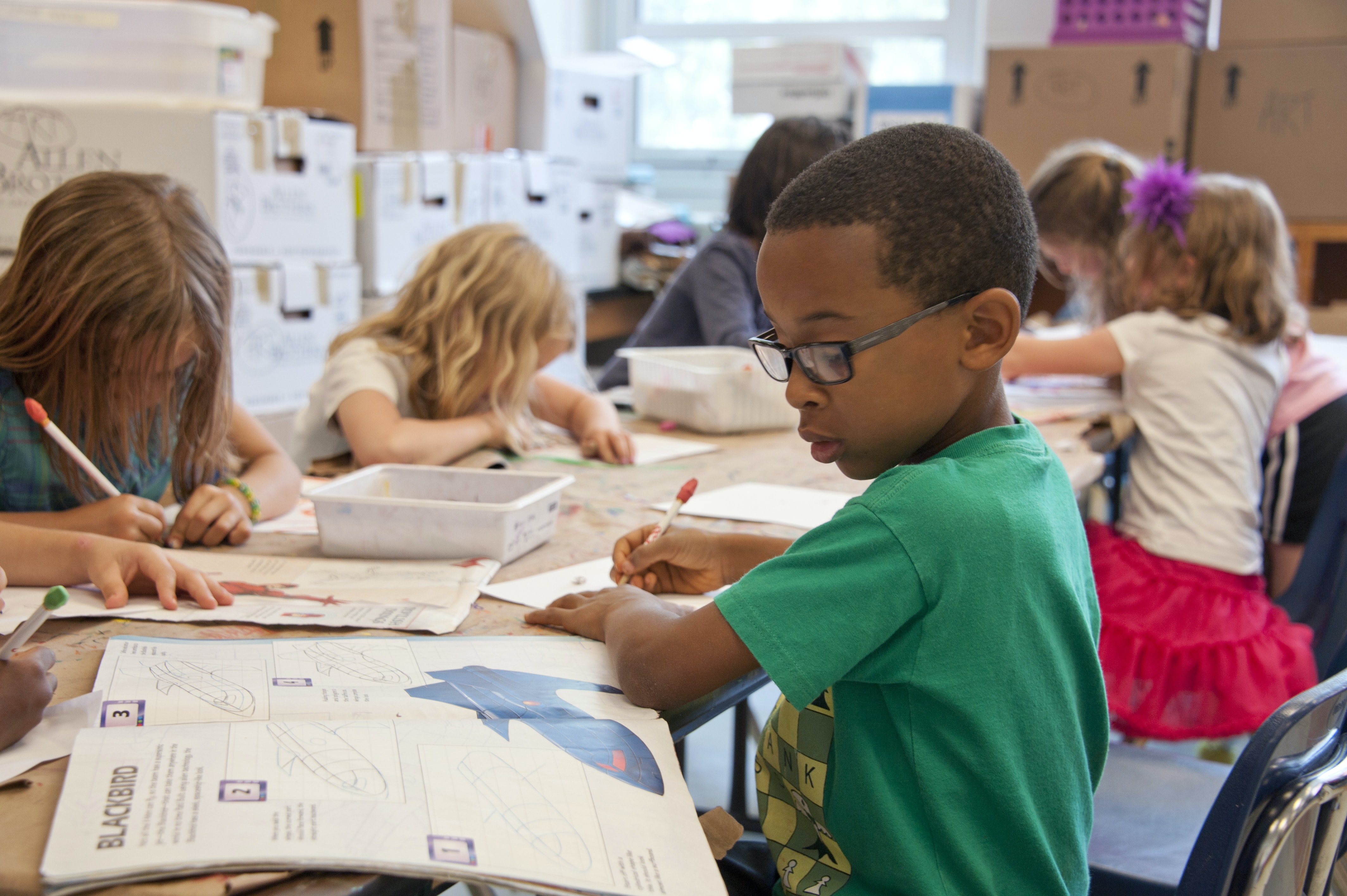 Como escolher a melhor escola de inglês: criança atuando em atividades artísticas