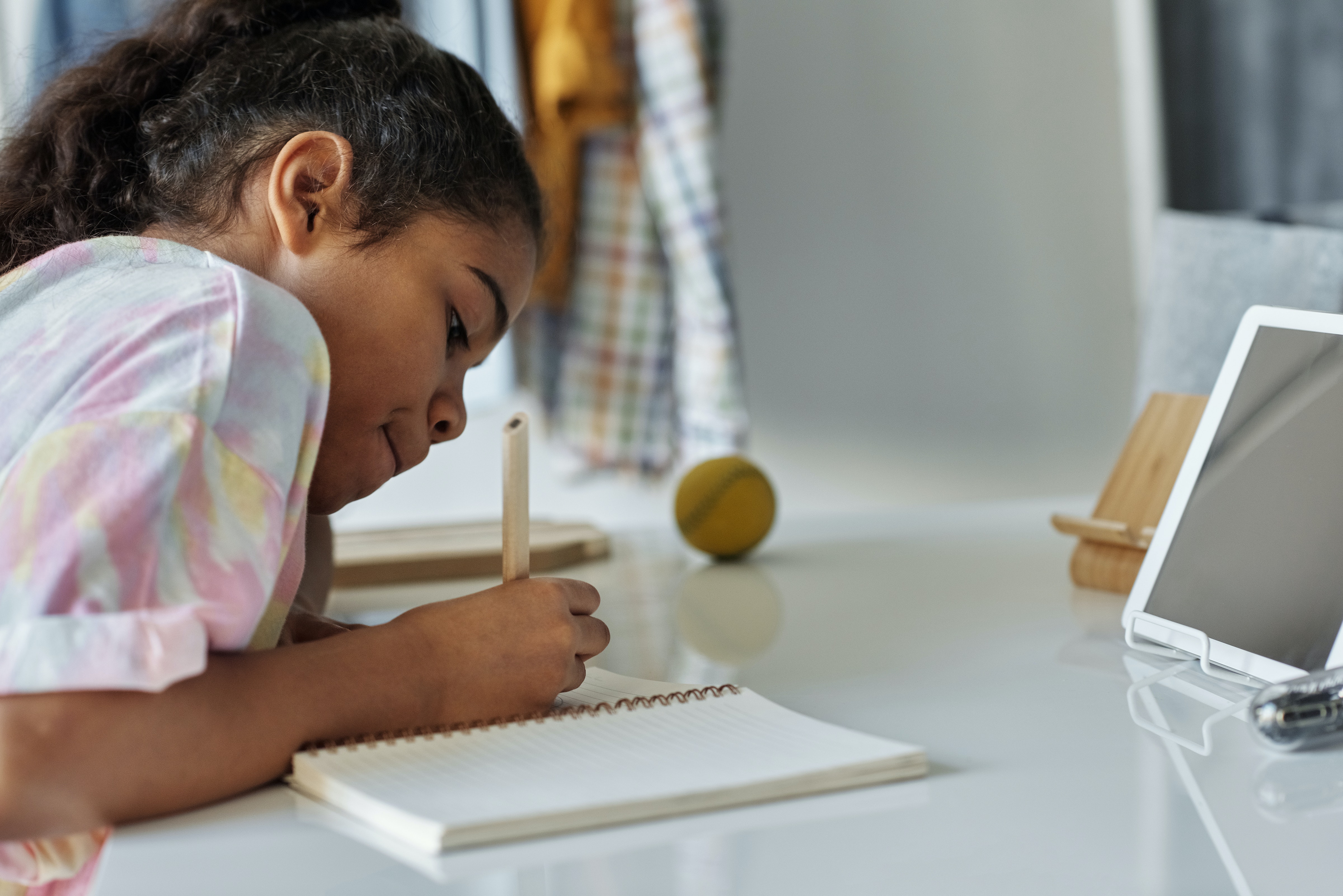 Proficiência em inglês: garota estudando