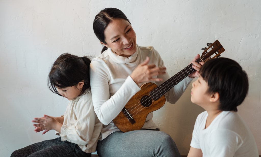 Família tocando juntos, representando a importância da música na educação infantil.