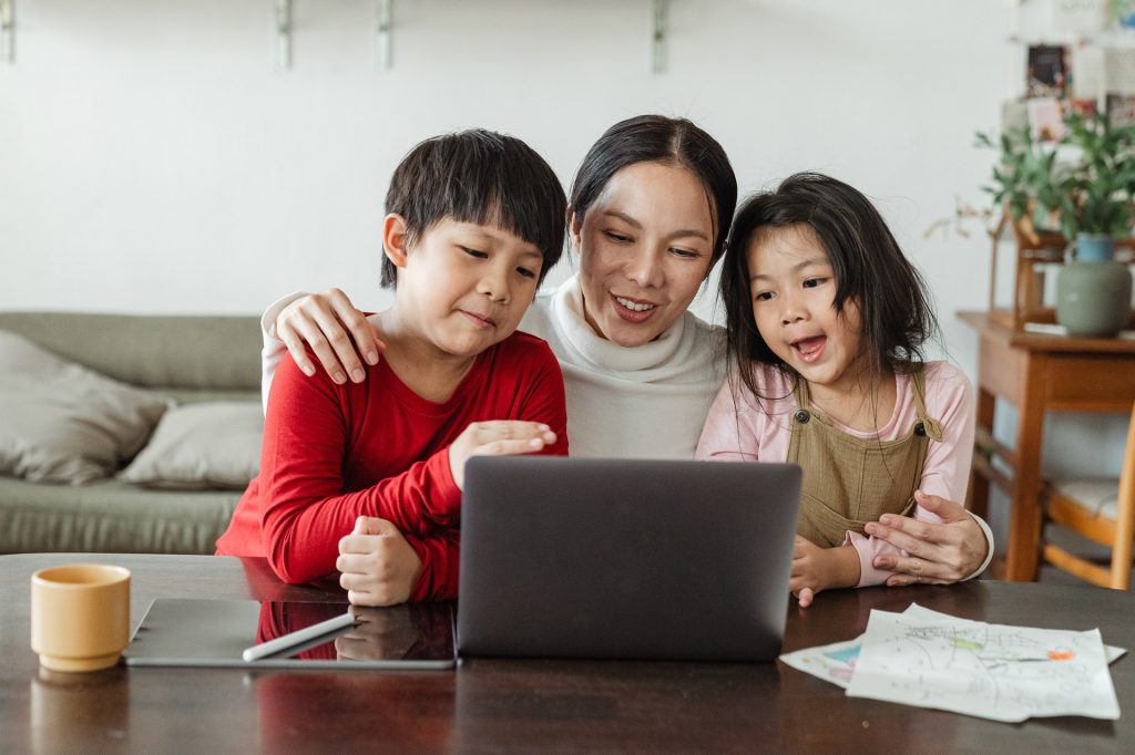 Como praticar conversação em inglês no seu dia a dia? Uma família está assistindo uma série no seu computador para exercitar a conversação em inglês.