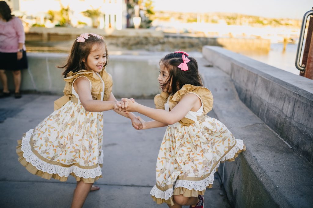 duas crianças dançando e representando a importância da dança pra crianças.
