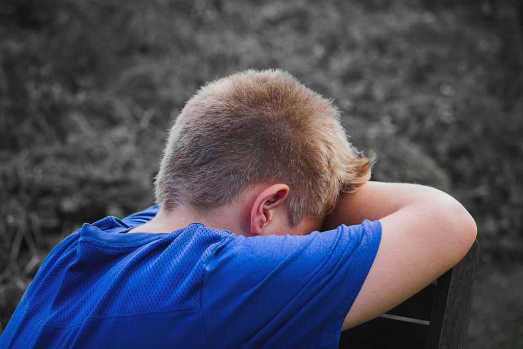 Uma criança está frustrada e no processo de aprender a expressar seus sentimentos em inglês.