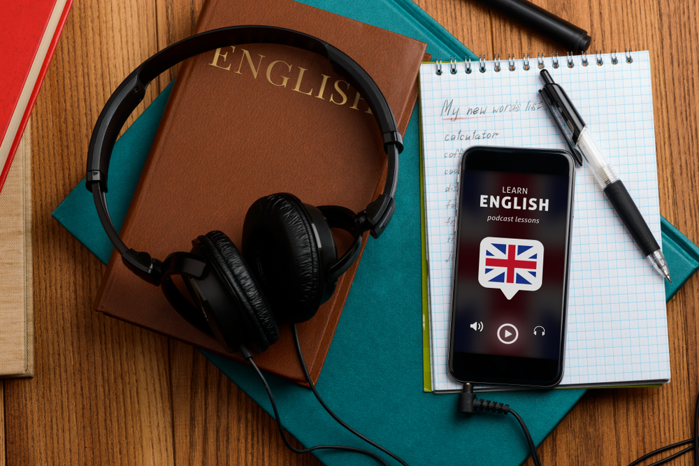 Fluente em inglês: imagem com aplicativos, cadernos e aparelhos eletrônicos que podem ajudar na fluência