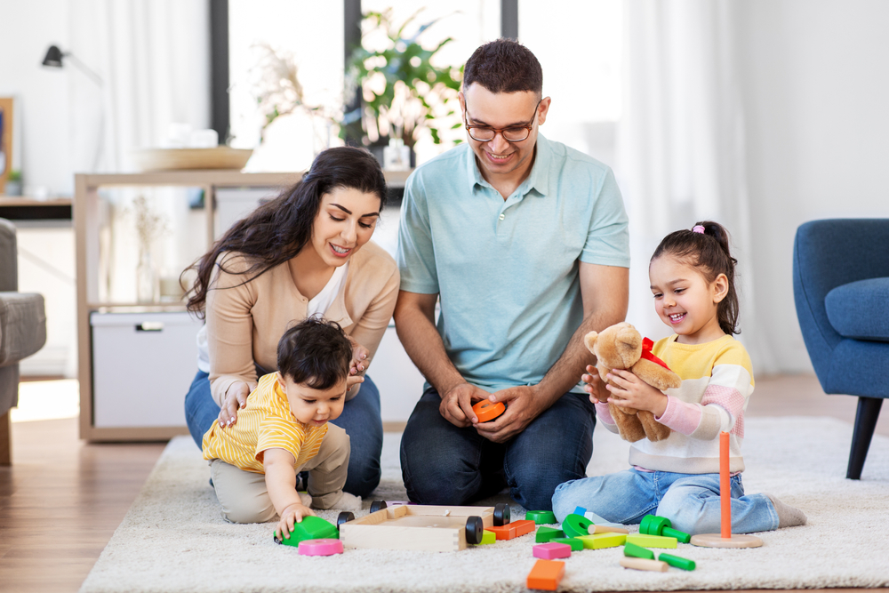 Dia da infância: família reunida brincando e realizando atividades
