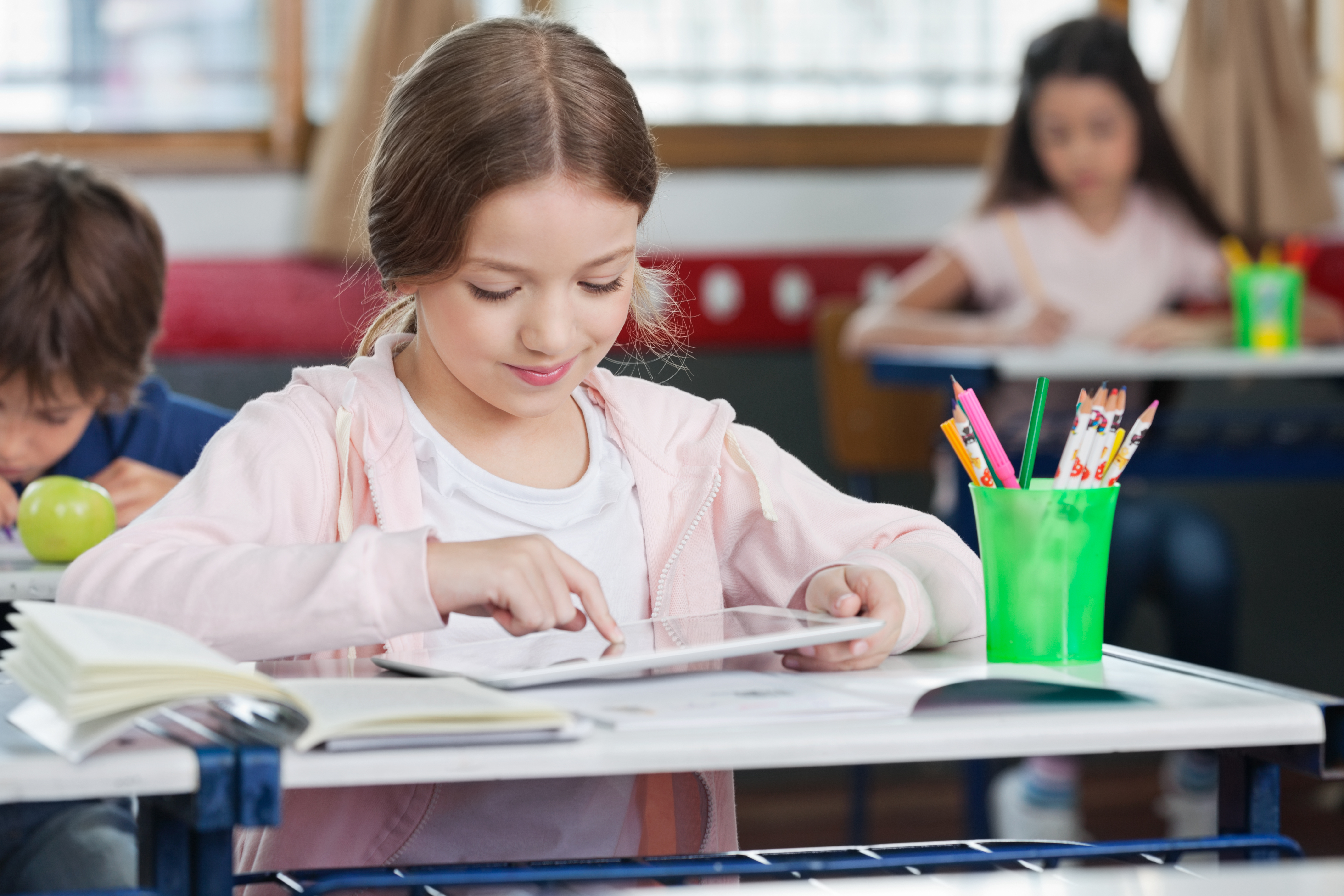 Tecnologia da educação: imagem de garotinha utilizando tablet