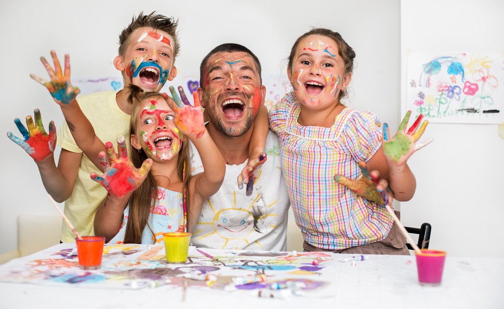 Dia das artes: família reunida fazendo atividades artísticas