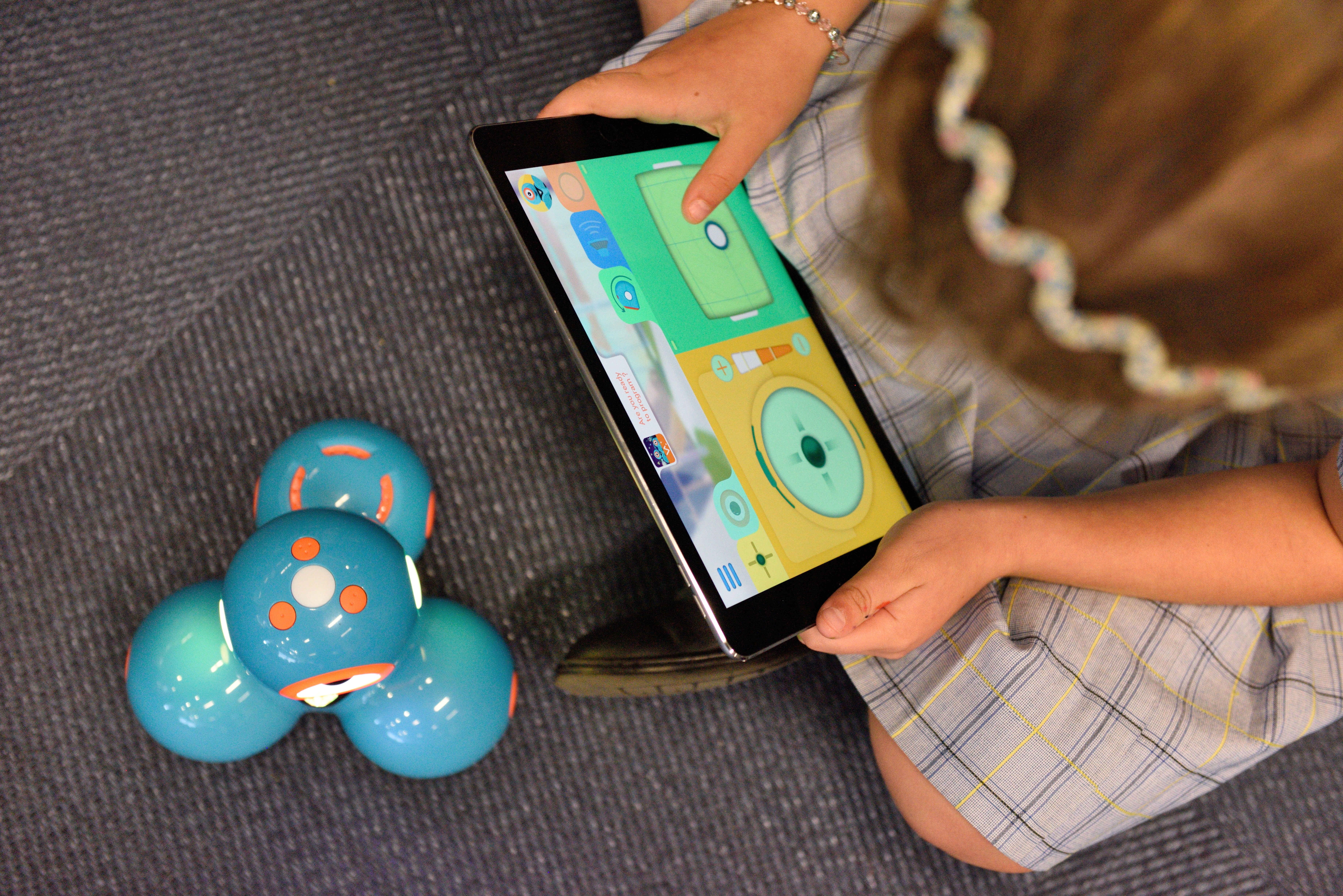 Disciplina positiva: imagem de criança utilizando tablet para jogos e atividades