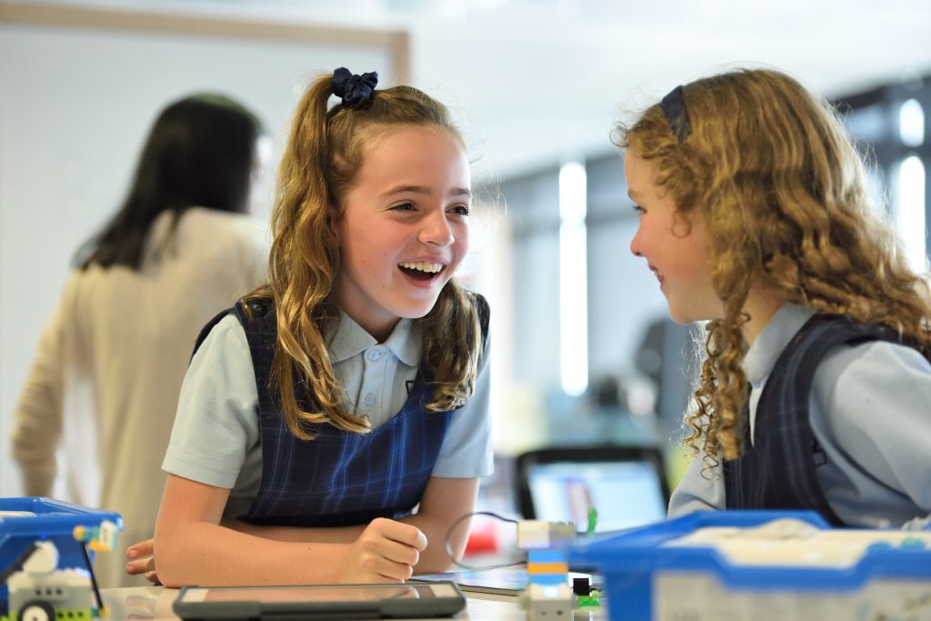 Meninas crianças demonstrando o uso da tecnologia na educação.