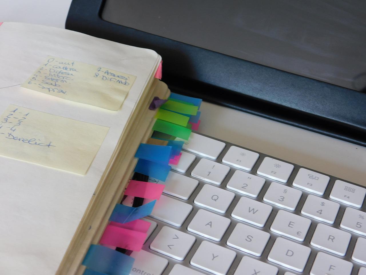 Exemplo de cronograma de estudos, com caderno, marcadores e laptop