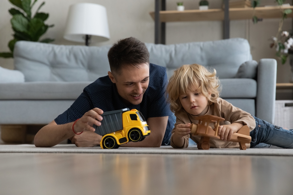 Garoto e homem adulto com brinquedos: uma forma de aprender os meios de transporte em inglês
