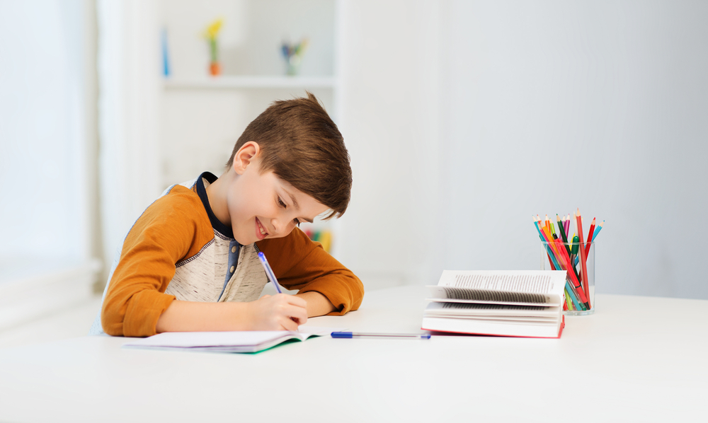 Aluno estudando de casa, pela metodologia de ensino usada pela Red Balloon