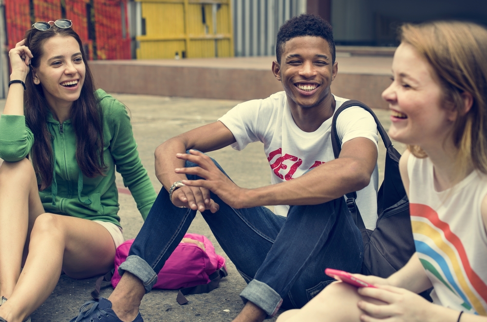 Adolescentes reunidos e conversando: uma boa oportunidade de colocar em prática algumas expressões em inglês usadas no dia a dia.