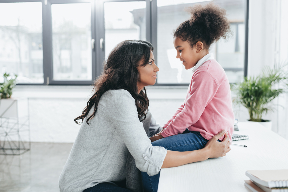 Mãe conversando com filha, procurando ensinar emoções e sentimentos em inglês