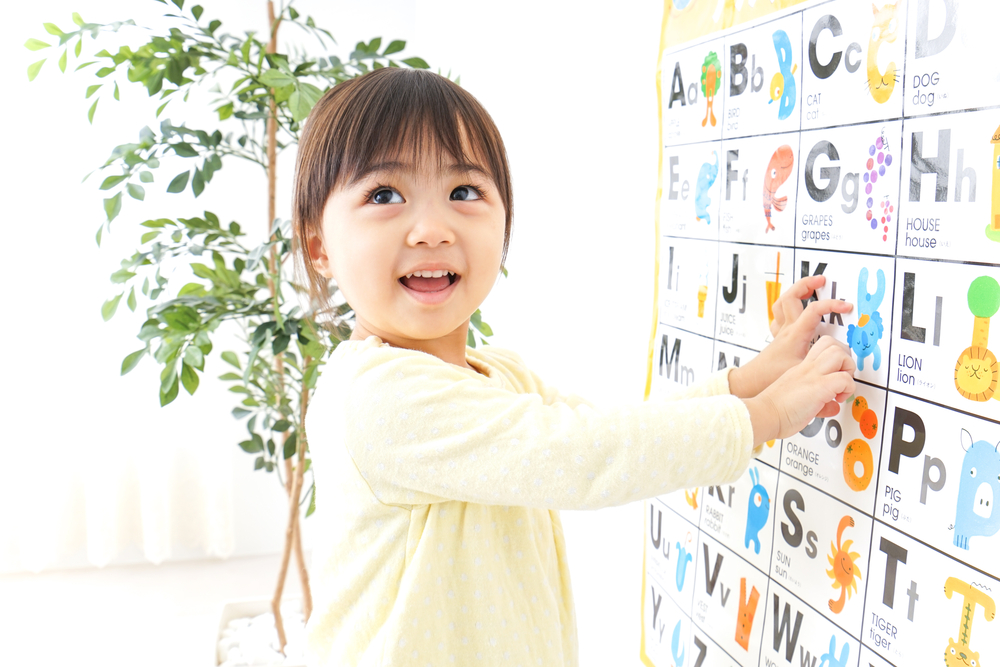 Inglês no dia a dia: garotinha realizando atividade com flash cards